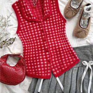 Knitted sweater vest